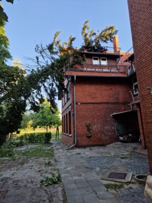 Das Haus am Anger wurde am 6. Jui 2024 von einem umstürzenden Baum getroffen.