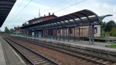 Bahnsteig Velgast (http://geo.hlipp.de/photos/16/07/160777_0d5caff8.jpg) (Bild vergrößern)