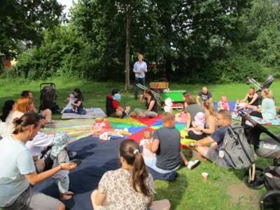 Foto zur Meldung: Picknick auf dem neuen Kitagelände - Babytreffen der besonderen Art Gemeindekita „Sonnenblume“ Sülstorf