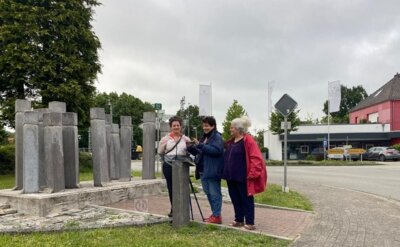 Am Ihrhover Holocaust-Denkmal: (v.l.): Benedicte und Isabelle, rechts: Brigitte Mindus (Bild vergr&ouml;&szlig;ern)