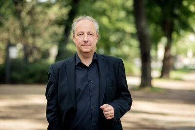 Foto: Fotostudio Kauffmann | Bischof Christian Stäblein sucht am Donnerstag auf dem Wochenmarkt das Gespräch mit den Perlebergern.