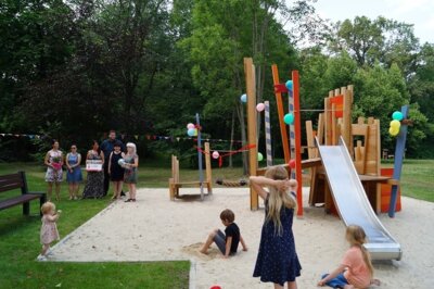 Spielplatzeinweihung mit Ortsvorsteherin Lubina Kühne, stellv. Bürgermeisterin Karin Neufeld, ELER Regionalmanager Dipl. Ing. Michael Franke, Sparkassen-Geschäftsstellenleiterin Nadine Buder und Mandy Czornack sowie Sandra Semsch vom Dorfclub v.r.n.l.