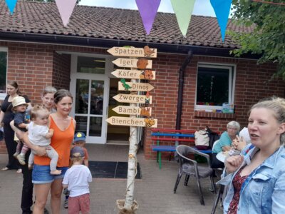 Foto: Rolandstadt Perleberg | Elternvertreter übergeben den neuen Kita-Wegweiser.