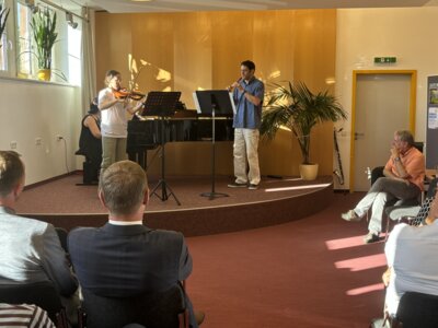 Die für hervorragende Leistungen ausgezeichnete Musikschülerin Rahel Pätzold (Violine) musizierte gemeinsam mit ihrem Vater Friedemann Pätzold, der ehemals auch Schüler der Musikschule OSL gewesen ist, als Teil der musikalischen Umrahmung des Auszeichnungskonzertes (Bild: Landkreis OSL/Marlen Weser) (Bild vergrößern)