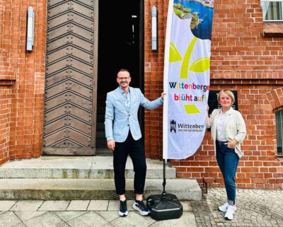 Ernst Volkhardt und Ann Stürzebecher vor der Geschäftsstelle der Landesgartenschau 2027 I Foto: Martin Ferch (Bild vergrößern)