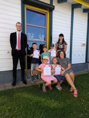 Foto zur Meldung: Spielerisch Englisch lernen - Kurs „English Playtime“: Zeugnisse an Moosbacher Kindergartenkinder überreicht