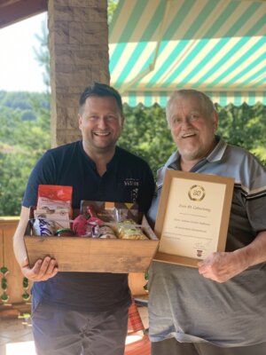 Foto zur Meldung: Glückwünsche der Gemeinde überbracht: Bürgermeister Andreas Eckl gratulierte Andreas Hoffmann zum 80. Geburtstag