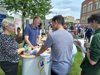 Foto zur Meldung: Rolandstadt Perleberg stellt Ausbildungsmöglichkeiten bei der „Straße der Berufsideen“ im Gottfried-Arnold-Gymnasium vor