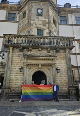 Aktion zum Christopher Street Day - Regenbogenfahne weht am Rathaus (Bild vergrößern)