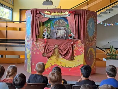 Foto zur Meldung: Puppentheater Dimbeldu zu Besuch Foto zur Meldung: Puppentheater Dimbeldu zu Besuch