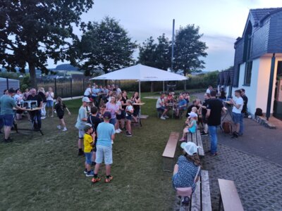 Abendwanderung unter heißen Bedingungen (Bild vergrößern)