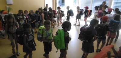 Meldung: Die Sonnenkinder werden von ihren Erzieherinnen in die Schule verabschiedet