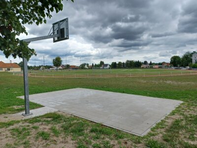 Stadt Brück baut Basketballplatz auf dem Sportplatzgelände
