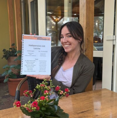 Manja mit unserem neuen Textbuch 🧡 (Bild vergrößern)