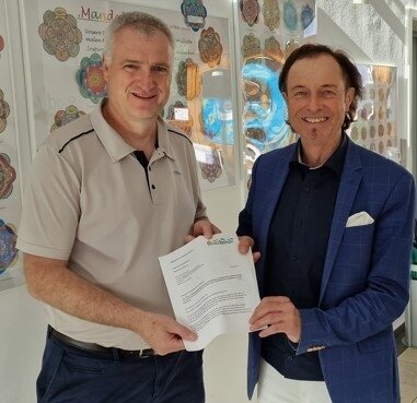 Marktrat Stefan Vogg übergibt den Antrag der Bürgerliste an Bürgermeister Bernhard Uhl (Bild vergrößern)