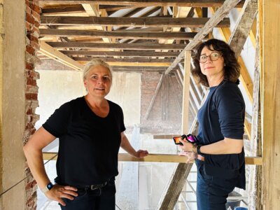 Architektin Jeannine Meierholz (I) und Stefanie Wolgast von der Wohnungsbaugesellschaft der Stadt Wittenberge in der künftigen kieferorthopädischen Praxis I Foto: Martin Ferch (Bild vergrößern)