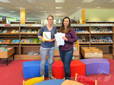 Cindy Eckert vom „Netzwerk Gesunde Kinder“ (l.) und Sandra Busch, die Leiterin der Stadtbibliothek Pritzwalk, besiegelten die Kooperation. Foto: Ilona Plewka (Bild vergrößern)