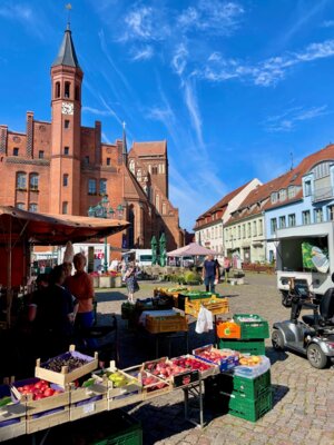Foto zur Meldung: Urlaubszeit, Personalmangel und Krankenstand spiegeln sich auf dem Perleberger Wochenmarkt wider