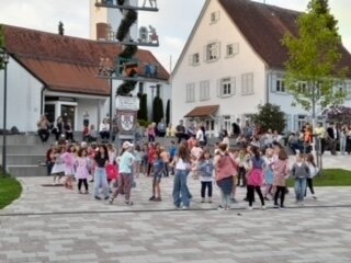 Meldung: Tanz um den Maibaum
