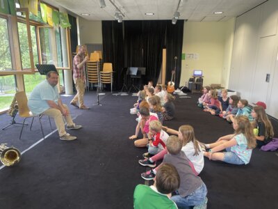 Meldung: Die Bläserklasse wirbt für das nächste Schuljahr, Instrumentenvorstellung mit Mathias Walser und Jochen Link