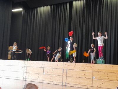 Meldung: Projekttage mit der Zirkusgruppe, die am Schulfest 2 Aufführungen hatte