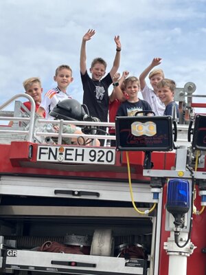 Klasse 4 besucht die Feuerwehr Neukirch (Bild vergrößern)