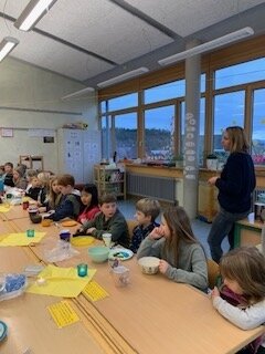Meldung: Die großen Drittklasskinder (Paten und Patinnen) frühstücken mit den Erstklasskindern