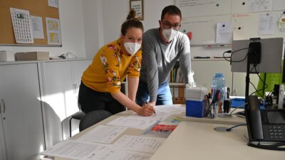 Markus Kölling und Lydia Tafertshofer überprüfen die Förderbescheide vor dem Versand (Bild vergr&ouml;&szlig;ern)