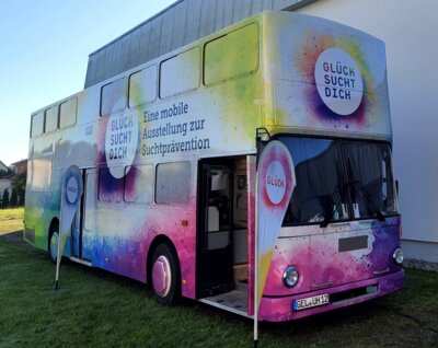 Foto zur Meldung: Interaktive Ausstellung zur Suchtprävention - GLÜCK SUCHT DICH – Bus
