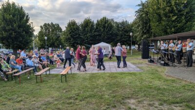 Musik und Tanz auf dem Dorfanger (Bild vergrößern)