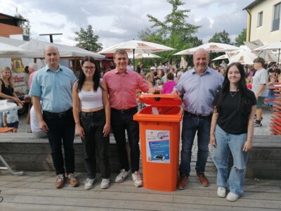 Foto (von links nach rechts): Lehrer Christian Dörr, Luisa Karmann (9m),  Bürgermeister Hasenöhrl, Bürgermeister Rosenberger und Sabrina Lenz  (9m). – Bgm. Putz terminlich verhindert. 