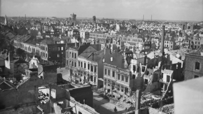 Nur die Fassaden stehen noch. Ein Blick vom Bunker Nordstraße in Richtung des ausgebrannten Bremer Westens zeigt das Ausmaß der Zerstörung. Foto: Staatsarchiv Bremen / Walter Cüppers