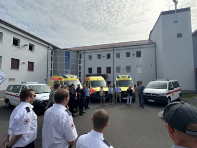 Foto zur Meldung: Neuzugänge im Rettungsdienst und Katastrophenschutz:  Landkreis übergibt 5 neue Fahrzeuge zur Nutzung