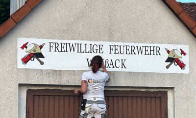 Neuer Schriftzug für das Gerätehaus Weißack (Bild vergr&ouml;&szlig;ern)