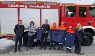 Spendenübergabe an Kinder- und Jugendfeuerwehr (Bild vergrößern)