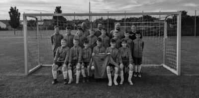 Foto zur Meldung: Neue Trainingsanzüge für die U13 der SG BuMa - Biebelried