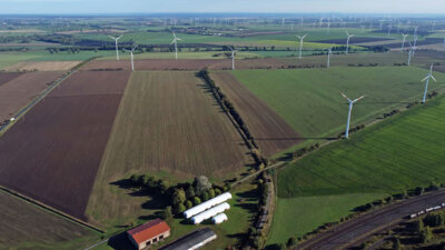 Ein Blick auf den Ferkeltaxenradweg aus der Vogelperspektive: Von Eilsleben aus schlängelt er sich auf dem ehemaligen Bahndamm parallel zur Bundesstraße entlang in Richtung Hakenstedt. Foto: Ronny Schoof (Bild vergrößern)