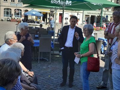 Foto zur Meldung: Prignitzer Landsenioren begeben sich mit Bürgermeister Axel Schmidt auf einen Rundgang durch die historische Altstadt
