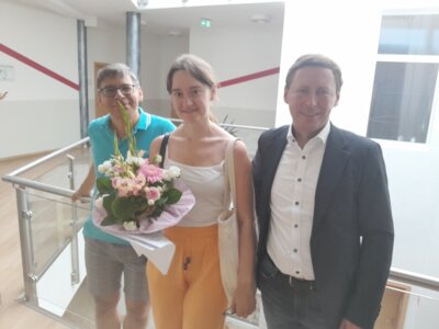 Foto zur Meldung: Bürgermeister Axel Schmidt gratuliert Akademie-Teilnehmerin Anna Semerikova zum 29. Geburtstag