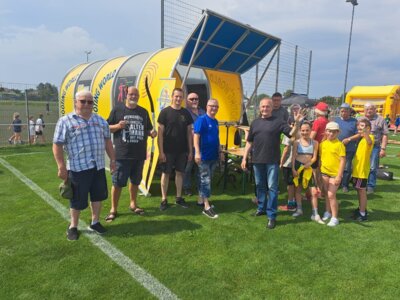 Helfer und Interessierte an der Lichtpunktanlage