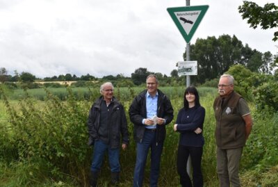 Das erste Schild hängt, weitere werden folgen: v.l. Kurt von Nida, Vorstand NVS NaturStiftung Südpfalz, Dietmar Seefeldt, Landrat Kreis Südliche Weinstraße, Maria Merrbach, Schilddesignerin NVS NaturStiftung Südpfalz, Klaus Walter, Vorsitzender Kreisgruppe SÜW im Landesjagdverband Rheinland-Pfalz.