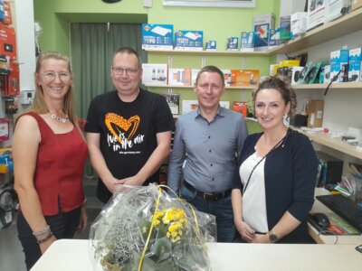 Foto zur Meldung: Glückwünsche des Bürgermeisters: Günter Seidel blickt auf 25 Jahre „Mobilfunk und Fernsehen am Schuhmarkt“ zurück