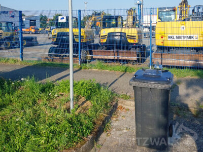 Drei zusätzliche Restmülltonnen stehen im Gewerbepark Prignitz in Falkenhagen, zum Beispiel vor der Firma HLK. Foto: Sandy Sill (Bild vergrößern)