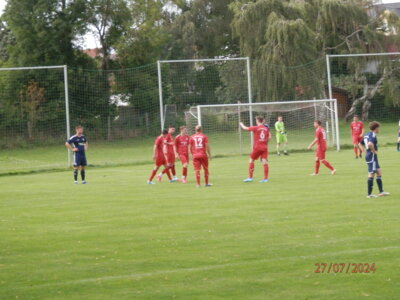 Zuletzt hatten die Wariner beim hohen 9:0 Erfolg gegen TuS Hermannsburg II des Öfteren Grund zum Torjubel, so wie hier beim 3:0 durch Jonas Bohnes (3. v. links in Rot). (Bild vergrößern)