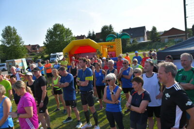 Start zum Freundschaftslauf über 5 und 10 Kilometer, an dem trotz hoher sommerlicher Temperaturen zahlreiche Sportler*innen teilnahmen.