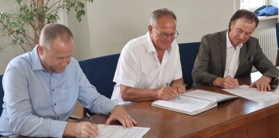 Von links Bürgermeister Florian Mair (Altenmünster), Bürgermeister Edgar Kalb (Dinkelscherben) und Bürgermeister Bernhard Uhl (Zusmarshausen) / Fotograf: Markt Zusmarshausen (Bild vergrößern)