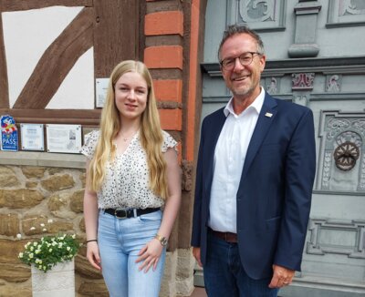 Bürgermeister Thomas Eckhardt wünscht Hannah Krug einen guten Ausbildungsstart (Bild vergrößern)