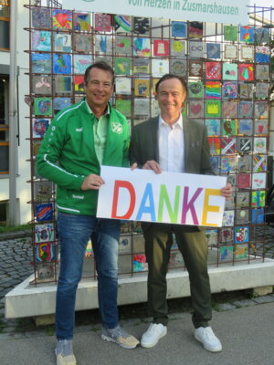 Bürgermeister Bernhard Uhl (rechts) dankt dem 2. TSV-Vorsitzenden Dr. Andreas Herch (links) ganz herzlich für die Spende / Fotograf: Markt Zusmarshausen (Bild vergrößern)