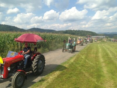 Im Oldtimer-Konvoi durch das Dorf