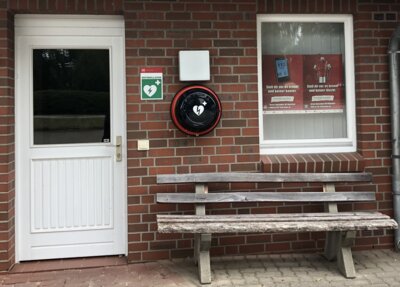 Link zu: Neuer Defibrillator am Feuerwehrhaus Moisburg: Die schnelle Hilfe für den Ernstfall